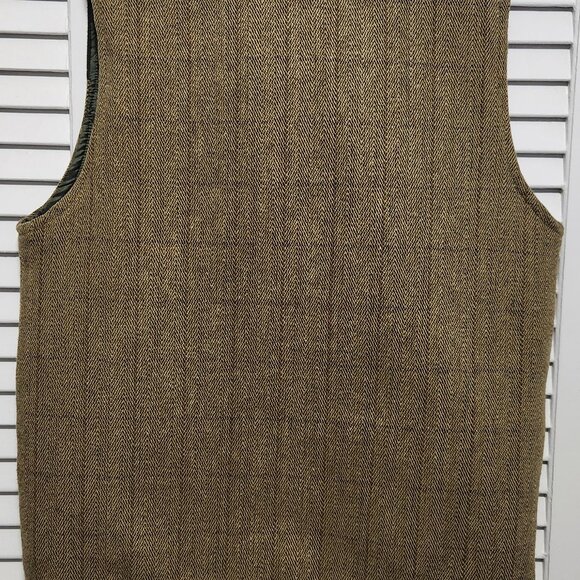 Walker & Hawkes - Men's Derby Tweed Warrington Shooting Gilet w/Shoulder Patch - Picture 2 of 9